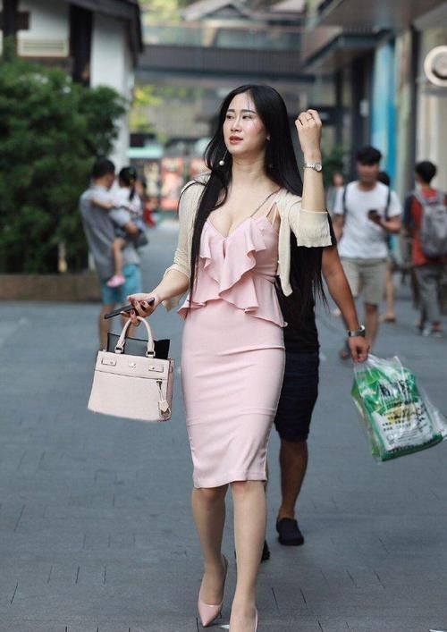 美女趁年轻穿裙子,粉色系列让成熟更有味