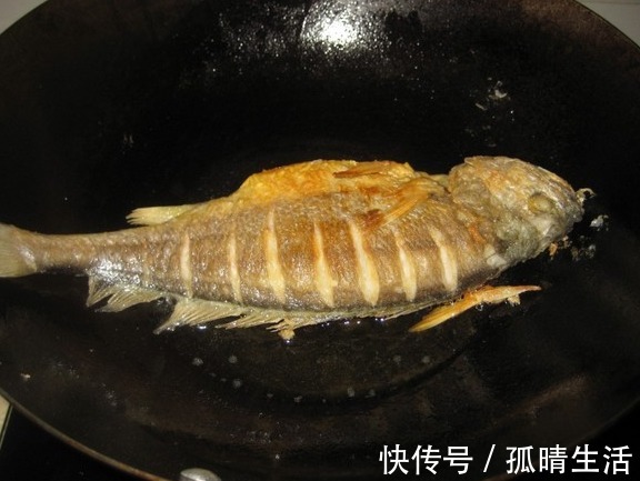 鱼皮|不管煎啥鱼,最忌直接放盐,再加“这2料”,肉质鲜嫩细腻特完整