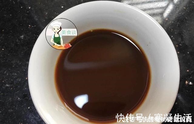 炒茄子时，直接下锅就错了，大厨教您一招，茄子香软，不油不发黑！