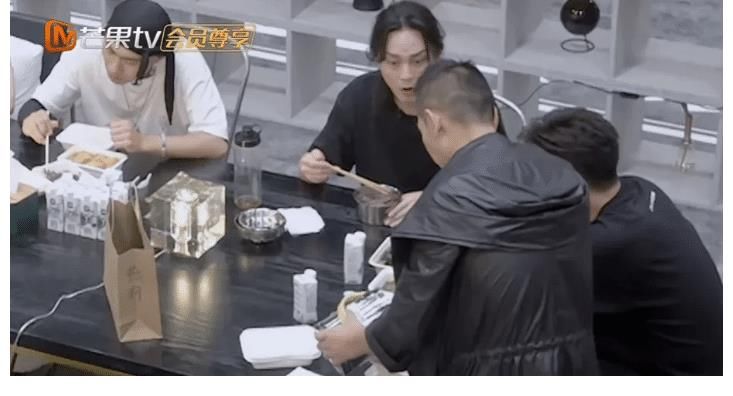 真人秀|真人秀终于不浪费粮食了，明星们集体吃盒饭，比之前要接地气的多