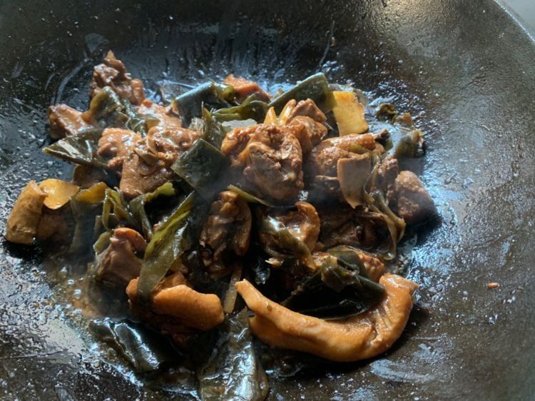 下饭菜海带烧鸭肉,味道鲜香不油腻,好吃有营养