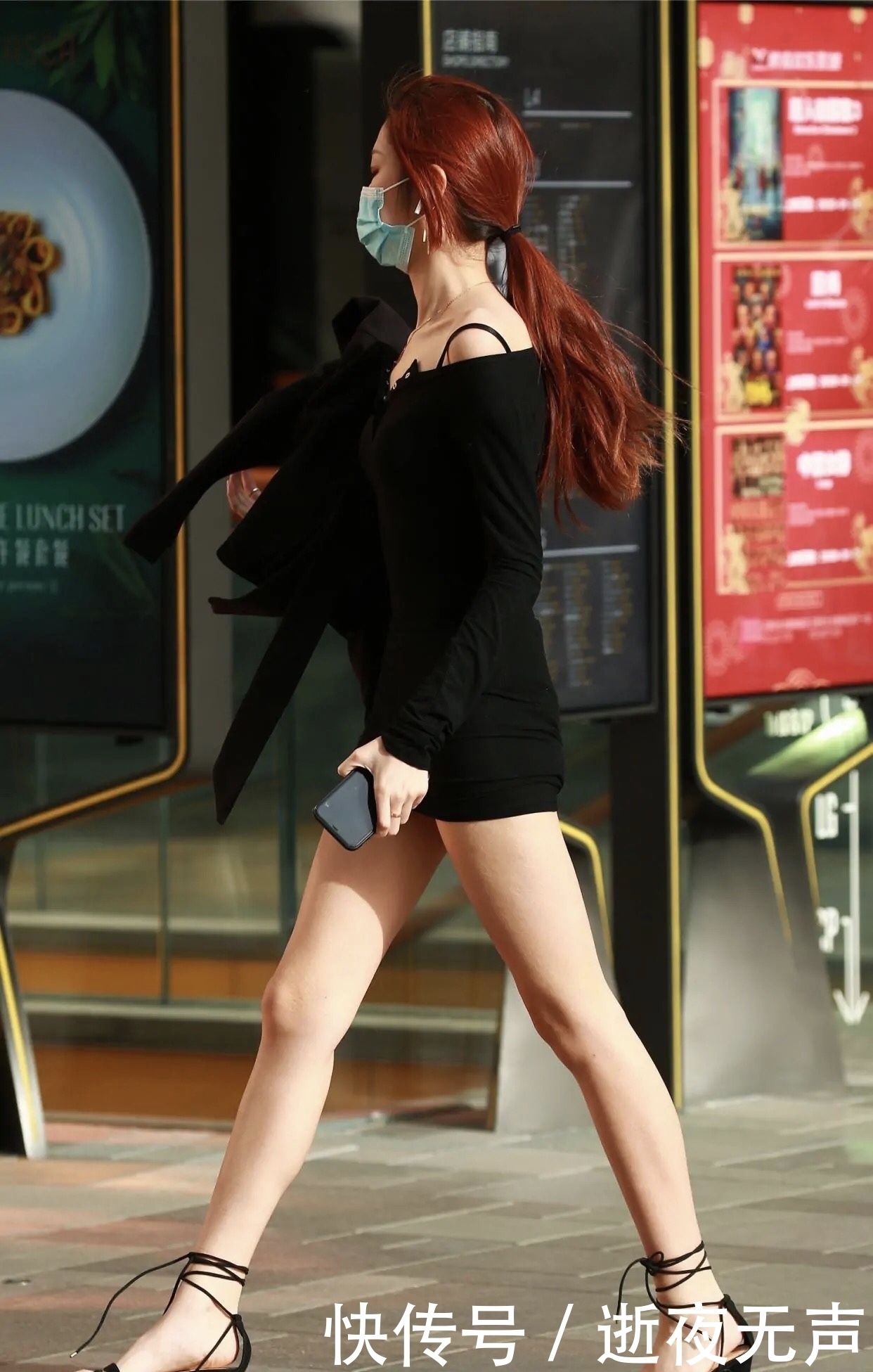 时节|初秋时节,美女穿针织连衣裙,搭配一字带凉鞋,继续上演夏日风情