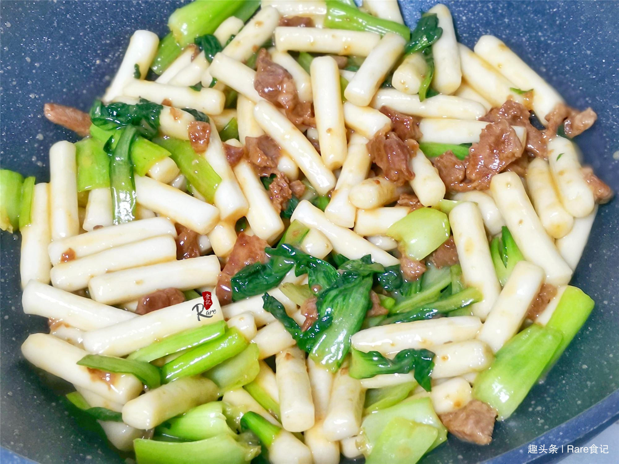 娘俩晚餐如此做,饭菜一锅出,有荤有素还便宜,7元就能饱了