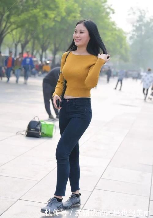 牛仔裤|牛仔裤搭配明黄针织衫,温暖而阳光,营造出明亮少女的感觉