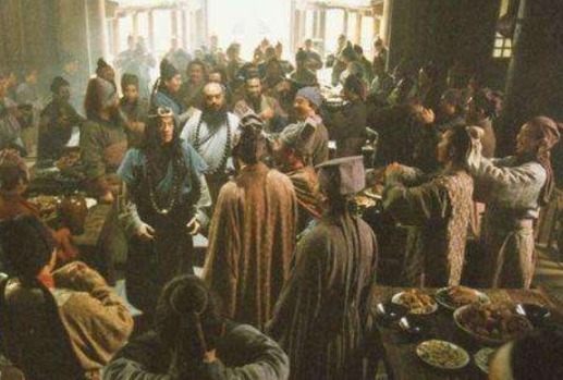 从何而来|《水浒传》中,梁山好汉“大口喝酒吃肉”,他们的经济来源从何而来?