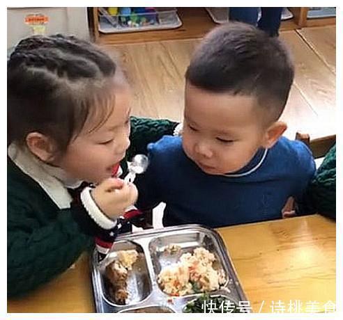 宝妈|可爱,龙凤胎宝宝共吃一份饭,姐姐吹凉了喂弟弟,弟弟顶脑门感谢