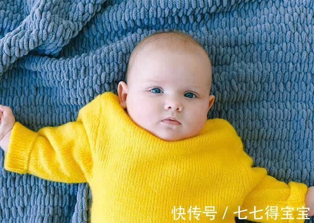 发育|宝宝总用手打自己头?儿科专家:宝宝发育关键期,千万别大意!