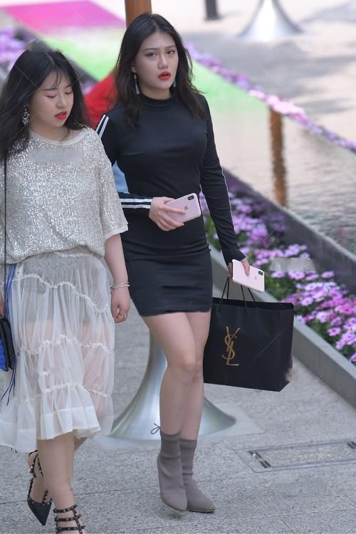 大腿处|街拍美女:修身连衣裙精致十足,搭配灰色高跟靴,尽显小女人气息