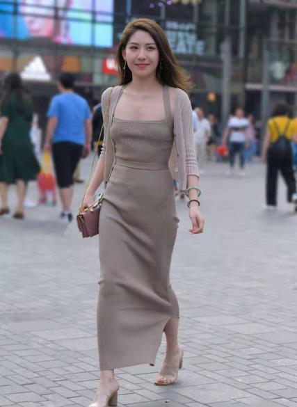 街拍|美女街拍：针织连衣裙+针织开衫，时尚保暖，让小姐姐充满“成熟”气质