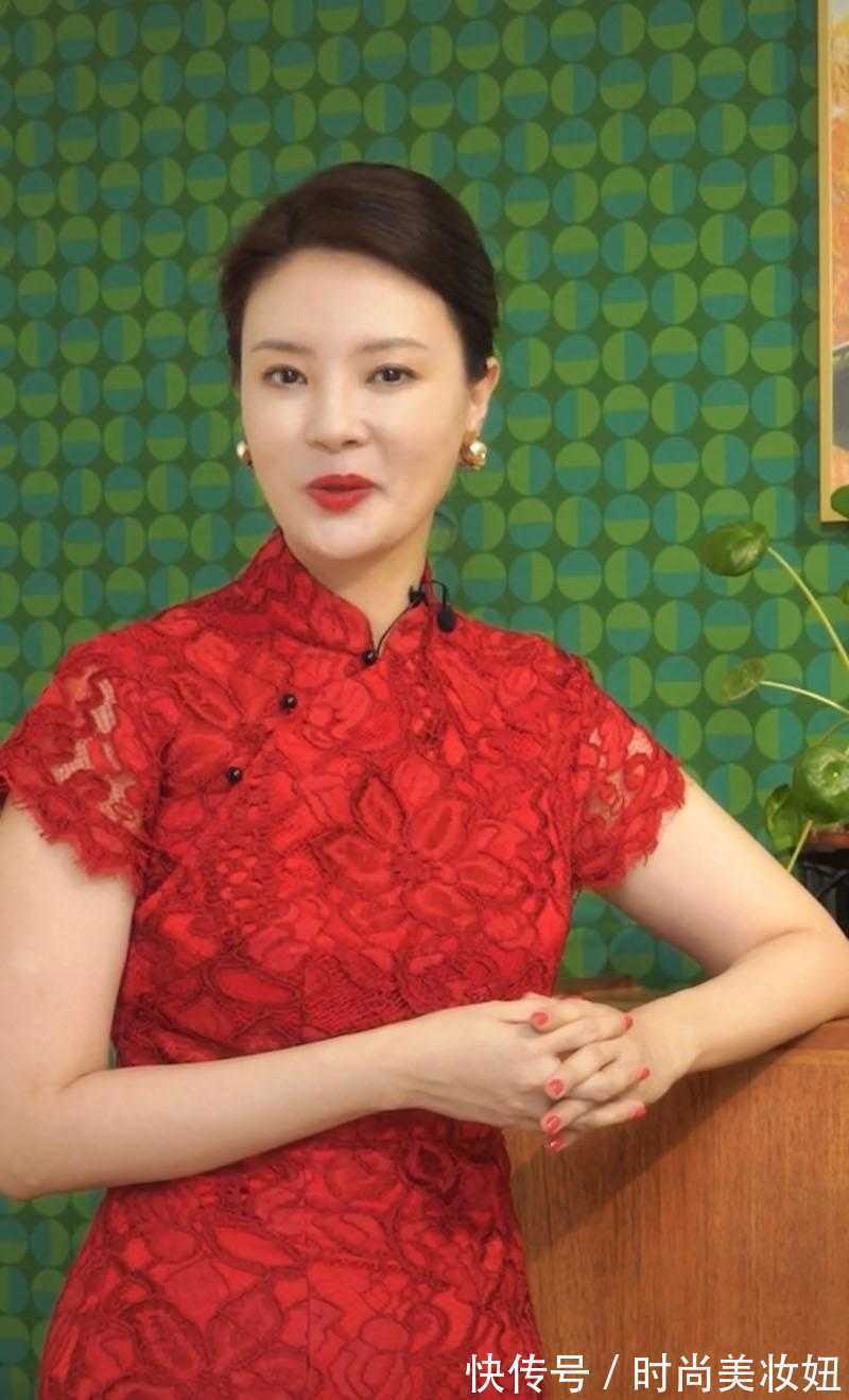 连衣裙|43岁刘芳菲很有“贵妇范”,穿红色旗袍连衣裙高贵优雅,美得惊艳
