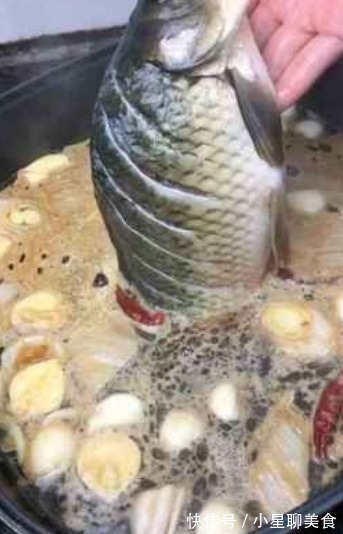 炖鱼去腥味，用白酒还是料酒都错了，大厨教你一招，好吃无腥味