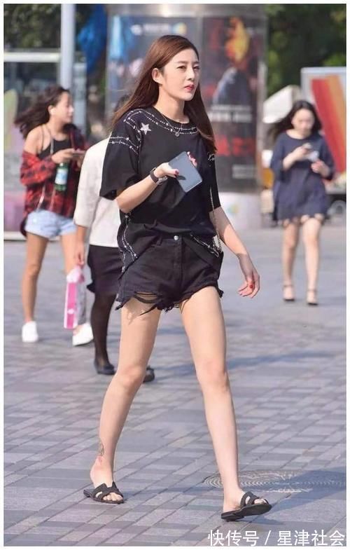 牛仔裤 想穿得时尚又随意,方法很简单,短袖加牛仔裤就可以