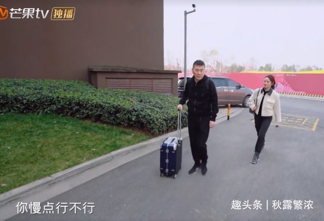 陈建斌|老公弯腰给秦海璐穿鞋,蒋勤勤3度不给老公面子,撒娇女人最好命