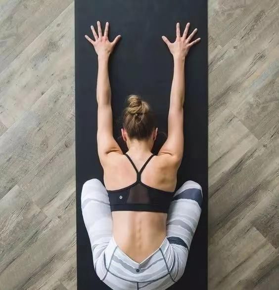 体式|最适合女生练习的10个瑜伽姿势，坚持练习，好处多多