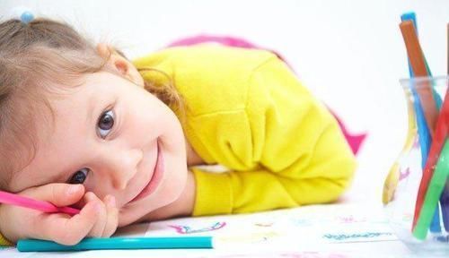 奶奶|“佛系”奶奶带娃走红,面对拆家熊娃也熟视无睹,一旁默默看戏