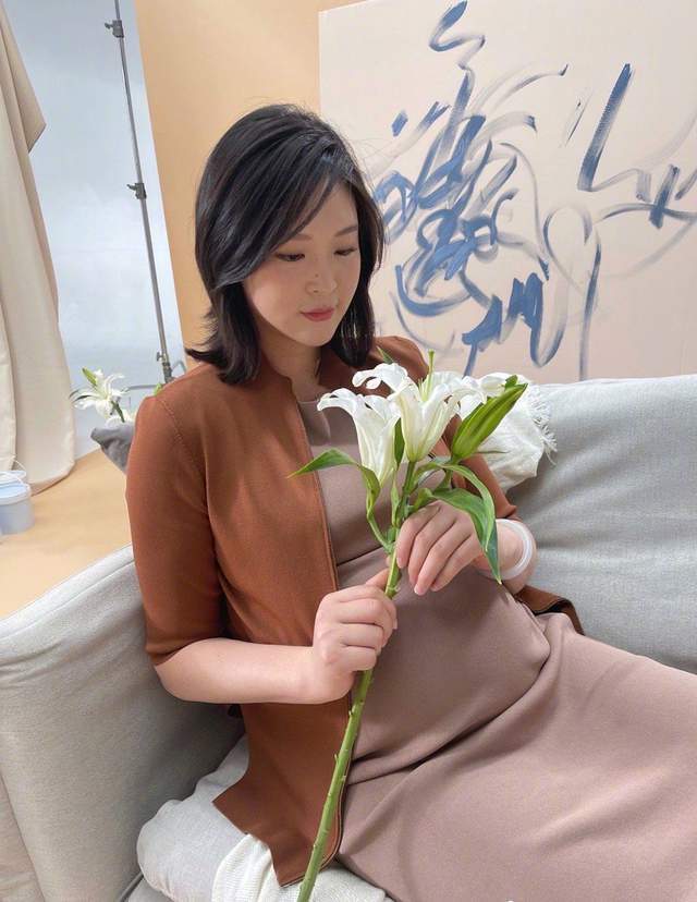 入院|惠若琪端午节挺9月巨肚送祝福,身形笨重手部水肿,疑已入院生娃