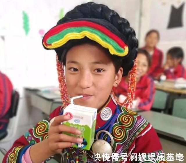 小点心|“天天喝牛奶”的孩子和“从不喝牛奶”的孩子,3大差别很明显