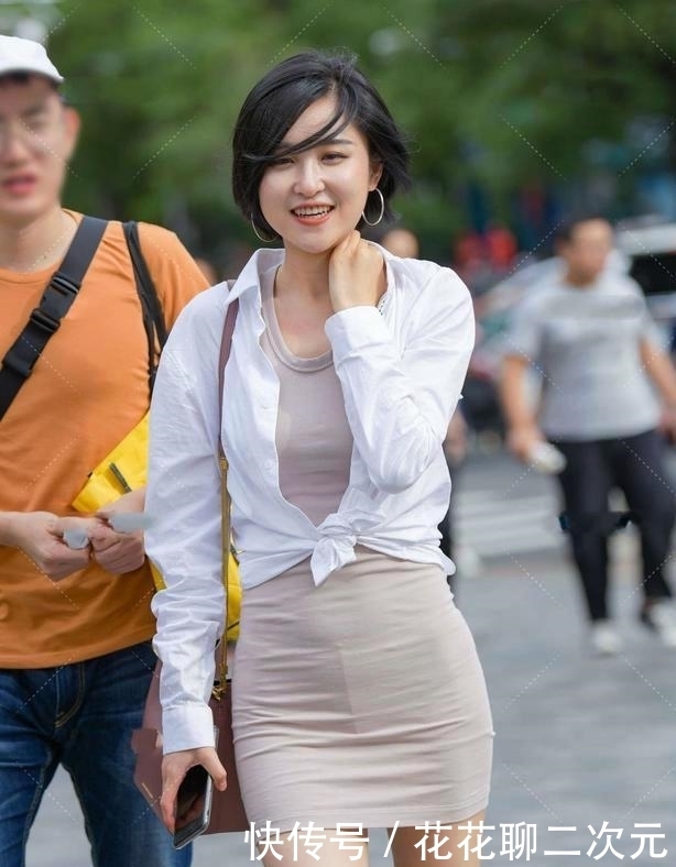 短裙|白色衬衫搭配修身短裙,比例极佳,时尚优雅。