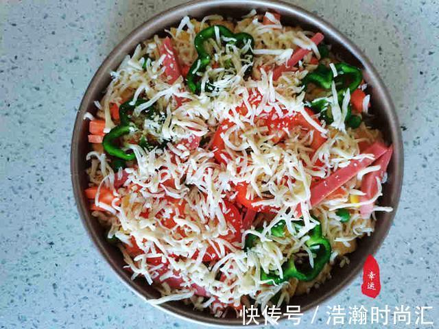 拉丝|没想到馒头做的披萨也这么美味,披萨底部金黄,蛋香奶香味道浓郁