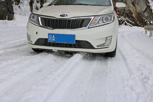 单人单车独闯夹金山 谁说两驱车不能挑战冰雪路