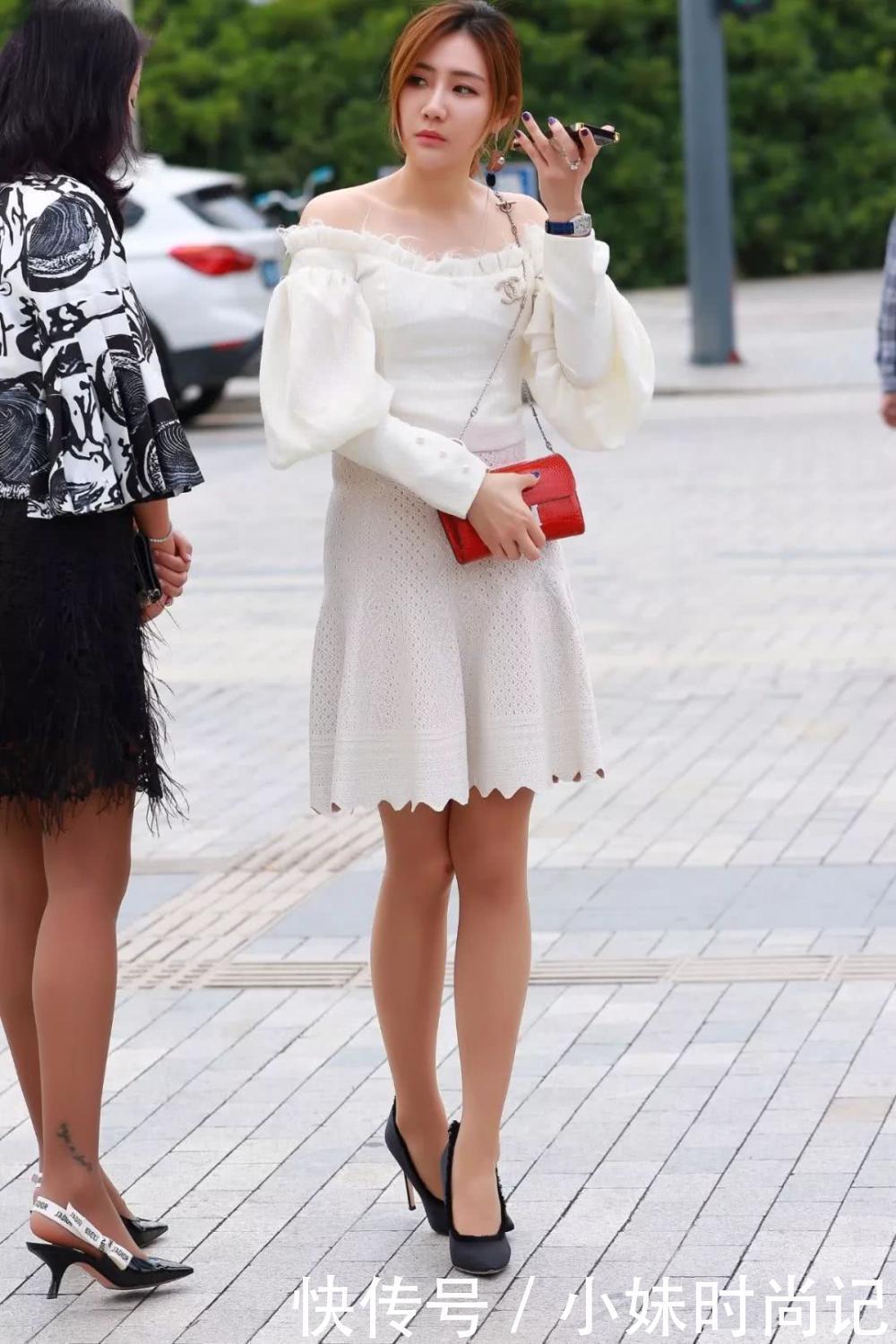 街拍:白色连衣裙穿起来会更有韵味,可以时刻保持穿搭的舒适