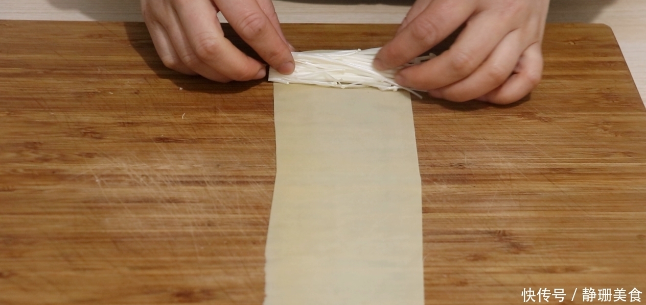 简单|1把金针菇,2张豆腐皮,一卷一烧,简单又美味,吃不腻