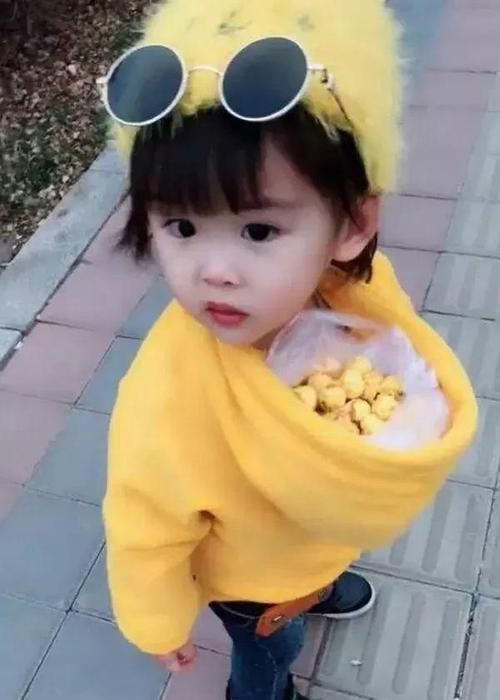 宝妈|爸爸给女儿的衣服穿反了,妈妈正要开口大骂,宝宝转身宝妈笑喷