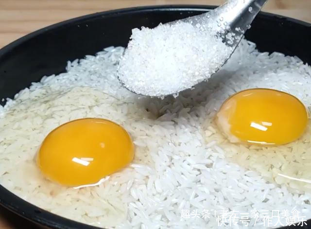 大米中加2个鸡蛋,不熬粥不煮饭,筷子一搅,出锅比面包还好吃