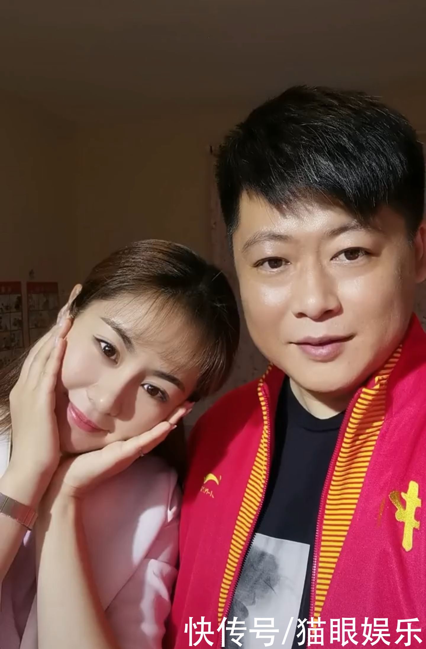 乡爱谢永强与王小蒙同框猛夸对方真美笑得一脸宠网友真般配