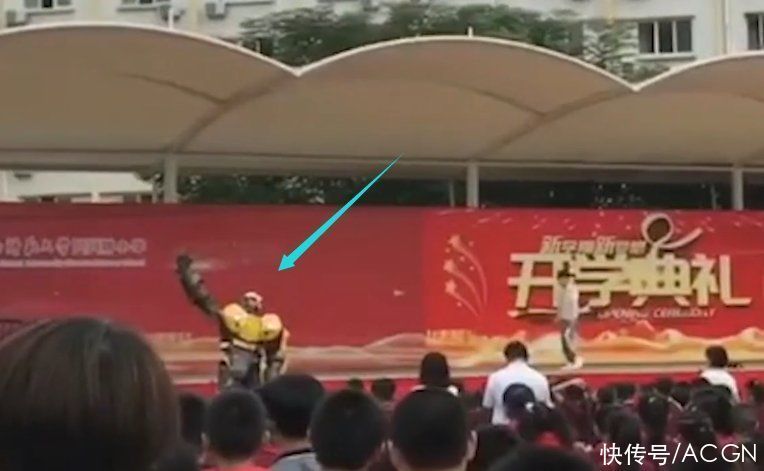 京都大学|日本学生太中二了,在课堂上COS鬼灭之刃,还给同学讲物理题