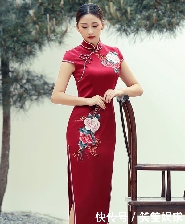 要是旗袍两边不开叉,结果一定是这样尴尬