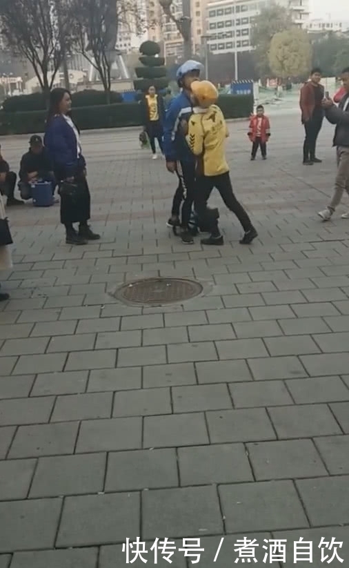 外卖|两个外卖小伙为抢单大打出手,当看到他们的招式后,网友:屈才了