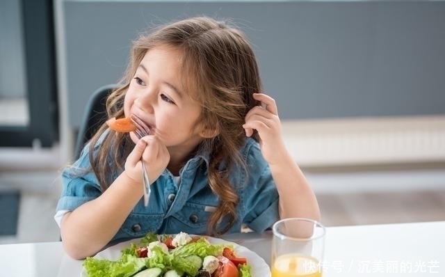 家长|吃一次等于吃一个塑料袋的食物,很多家长仍给娃吃,医生无知