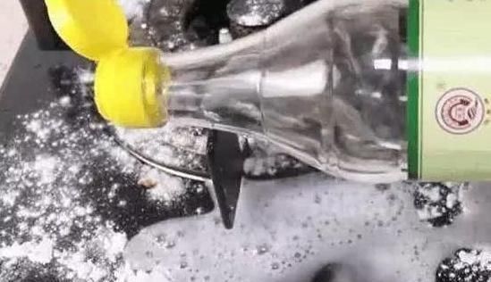 家里“灶台”脏了别用水擦,教你2个小方法,灶台立马干净如新