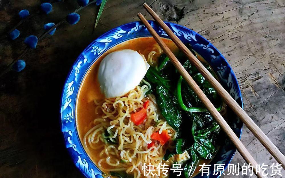 顺序|煮泡面时,先放料包还是面饼?顺序做不对,难怪油水大还不好吃