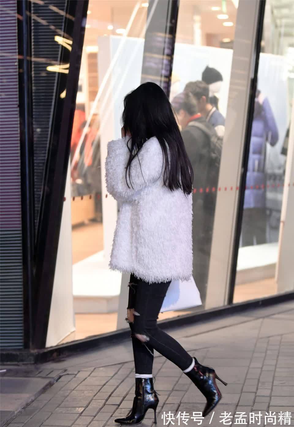 风衣|街拍:美女选择西装搭配九分铅笔裤,风衣披在身上,女强人的风格