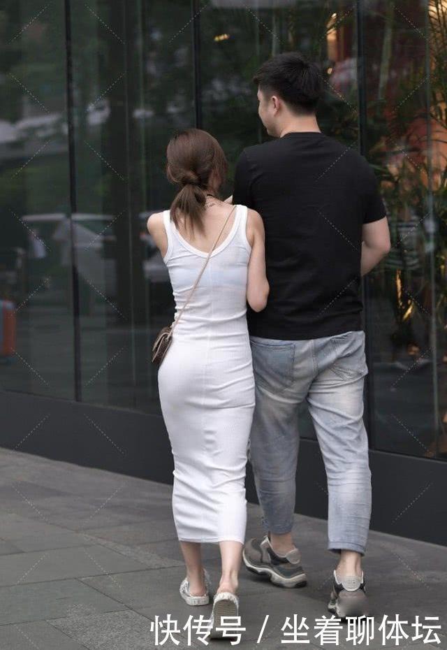 银质的鞋子很少有人尝试,时尚达人搭配纯白色连衣裙,优雅又气质