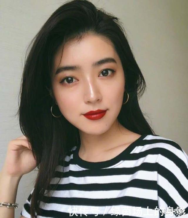 五官最美、长相惊艳,日本模特的“大气熟龄风”穿搭,太让人喜欢