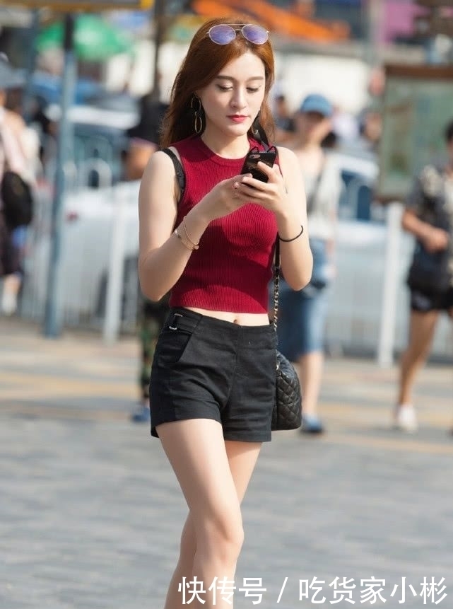 简单|暗红色针织背心搭配黑色短裤,简单舒适,彰显时尚辣妈的气质美