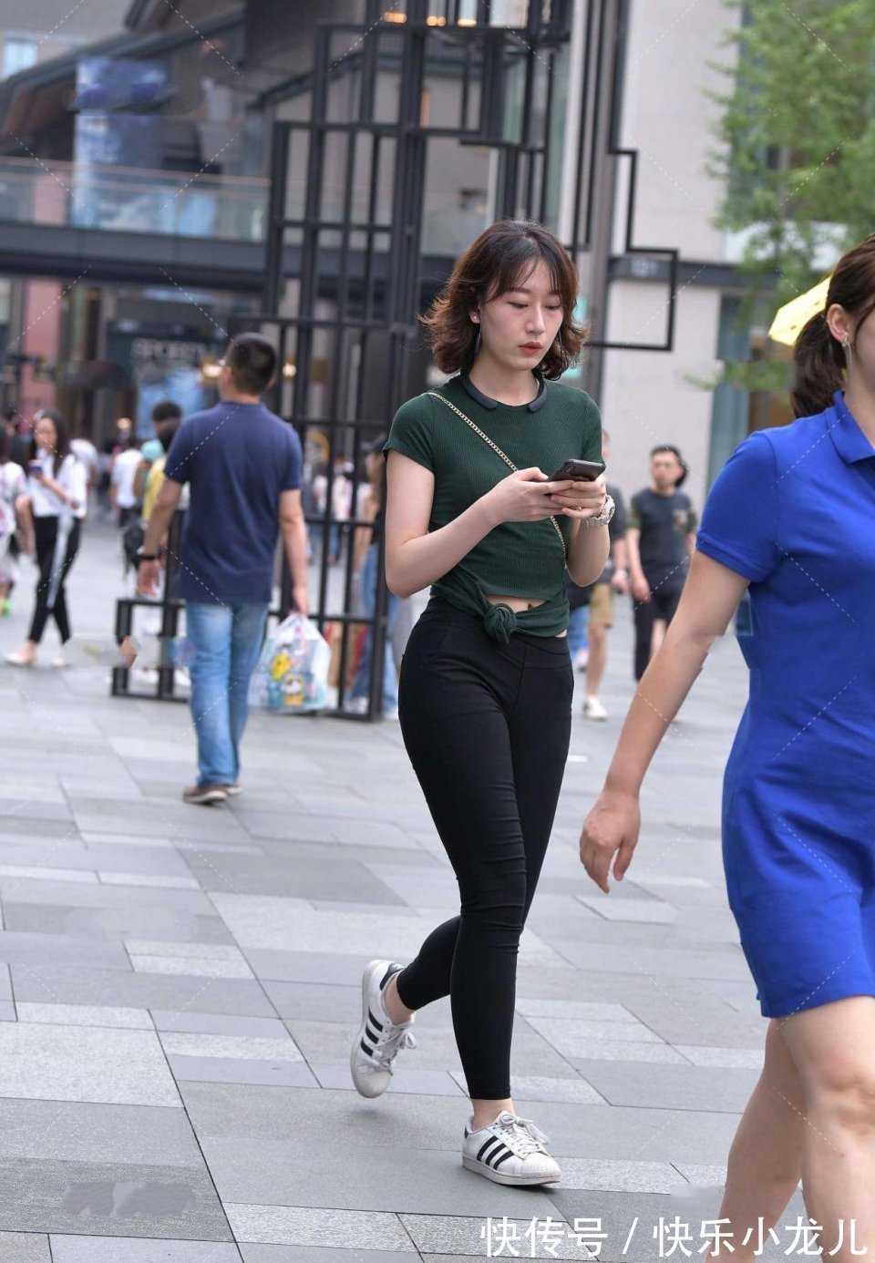 百搭|气质良好的气质美女,像英国女王一样高贵!轻松展现苗条的身材