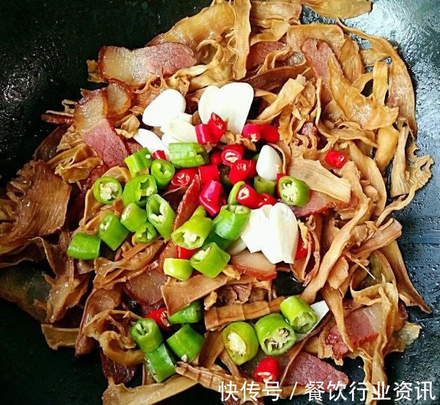 腊肉和“它”是完美搭档，简单一炒就出锅，味道鲜美，好吃又开胃