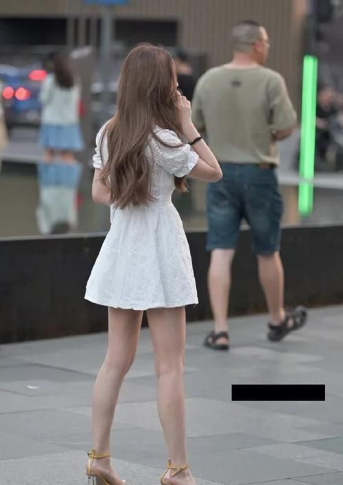 路人街拍清纯优雅的时尚小姐姐,小白裙尽显迷人好身材