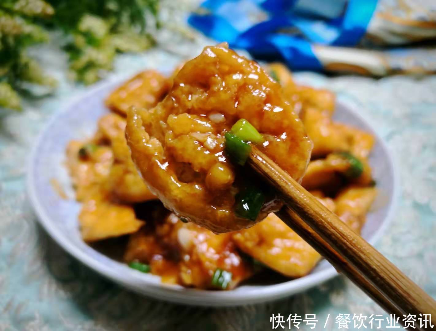 块钱|酱汁油豆腐,这菜我家隔几天做一回,2块钱炒一大盘,比肉还好吃