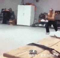 |搞笑GIF:兄弟,你不要着急回家,现在还没到下班时间