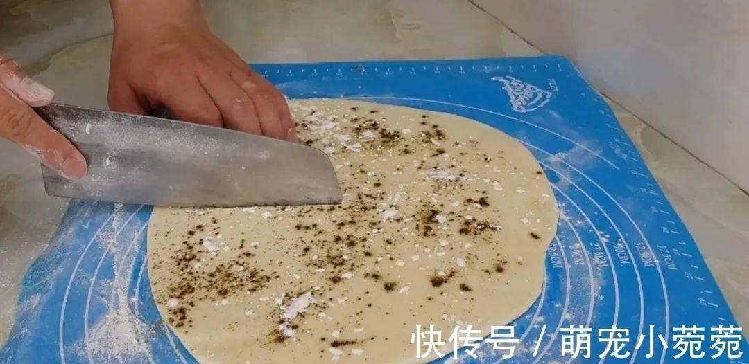 烙饼这做法太香了，开水一烫，柔软筋道又多层，出锅孩子都抢着吃