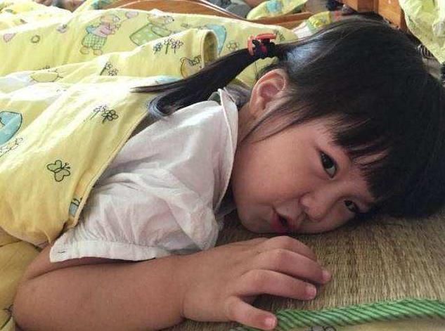 家长群|幼儿园老师发孩子午睡照片,看到照片后,家长群里却闹腾了起来