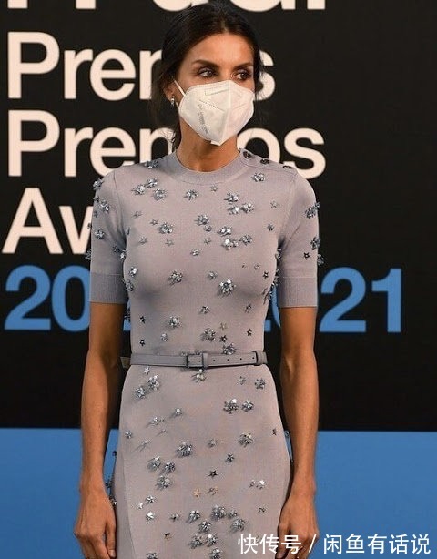 西班牙|西班牙王后染了新发色,穿3年前紧身裙依旧惊艳,48岁仍有曲线美