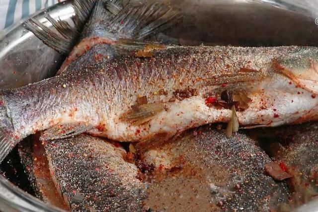 腌腊鱼，直接抹盐难怪不好吃，牢记3点，越放腊味越足，不腥不臭