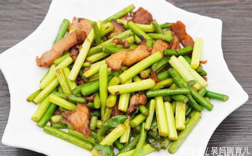 炒蒜苔时不要再直接下锅了,少做了一步,蒜苔不清脆也不入味
