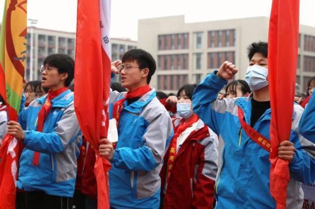 震撼！七千多人共同见证华中师范大学附属息县高级中学这一历史性时刻